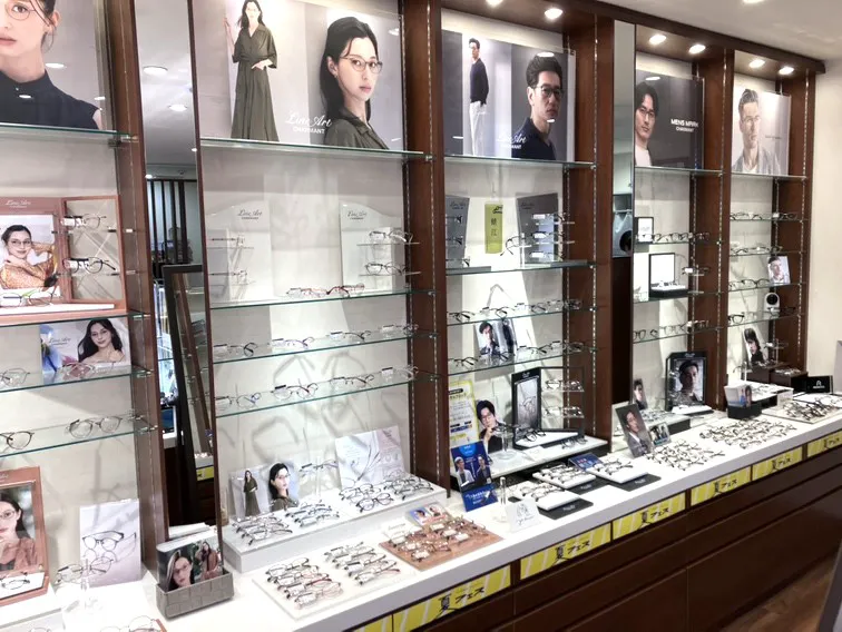 メガネスーパー市川店の店内、ラインアート・トムフォード・レイバンのメガネフレーム