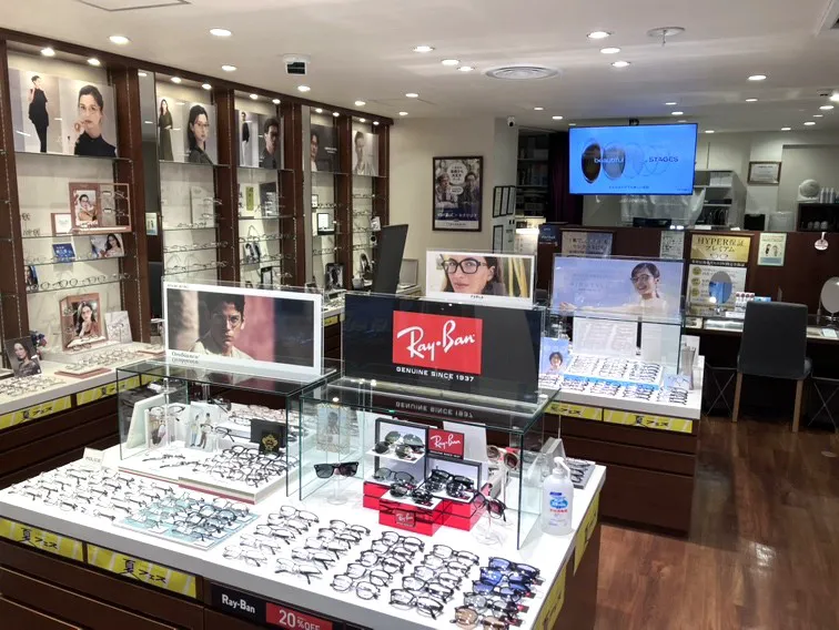 メガネスーパー市川店の店内、商品が並ぶ明るい広々とした売場