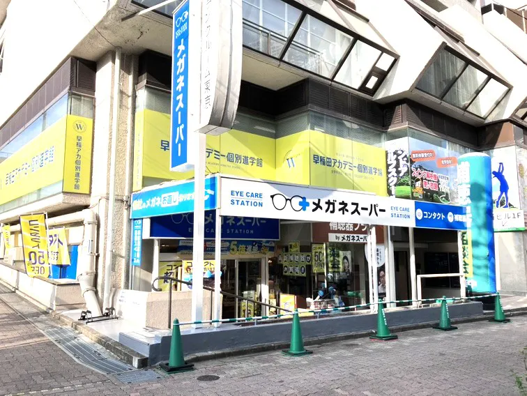 メガネスーパー市川店の外観、ブランドロゴが⾒える⼊⼝
