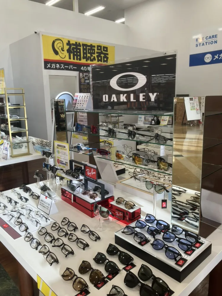 メガネスーパー輪島ワイプラザ店の内観、オークリー、RAYBANのサングラスやフレームが陳列されている