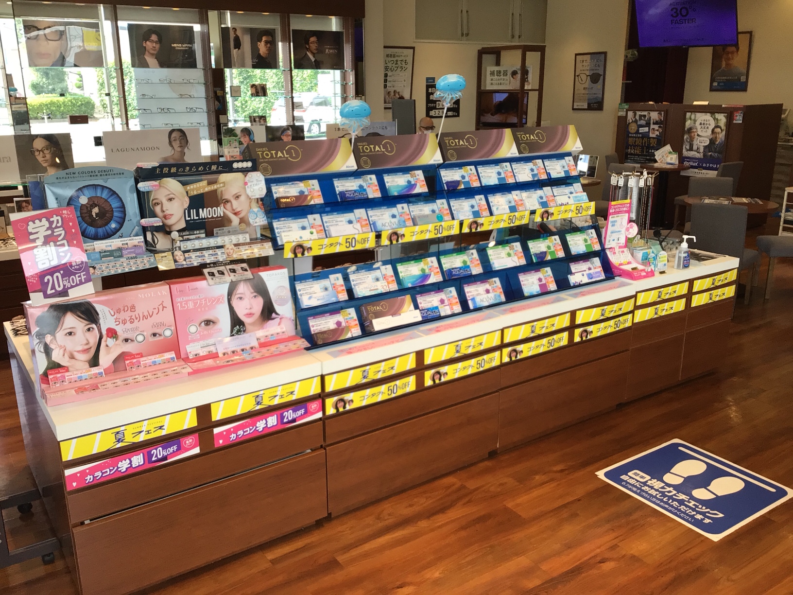 メガネスーパー浜松参野店の店内、コンタクトが並ぶ売り場