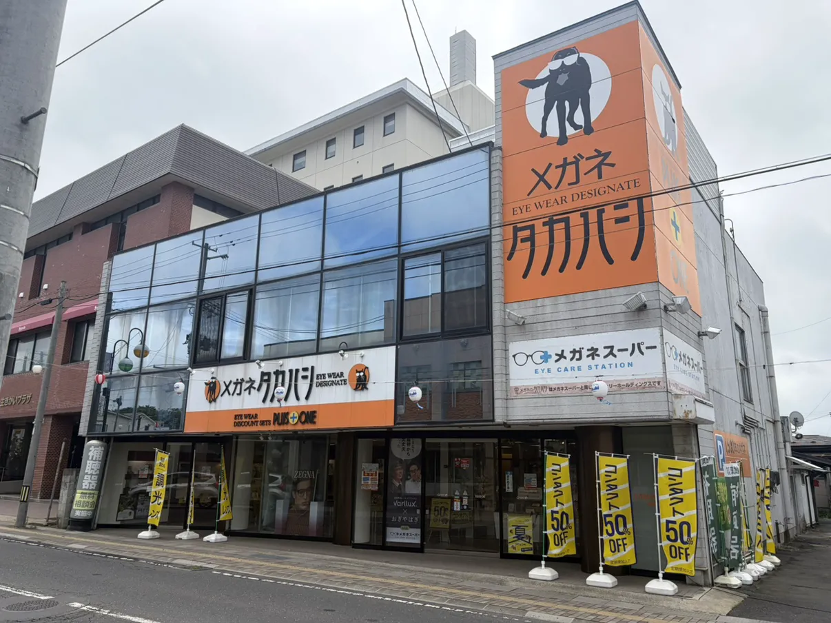 メガネのタカハシ店の外観　ガラス張り入り口