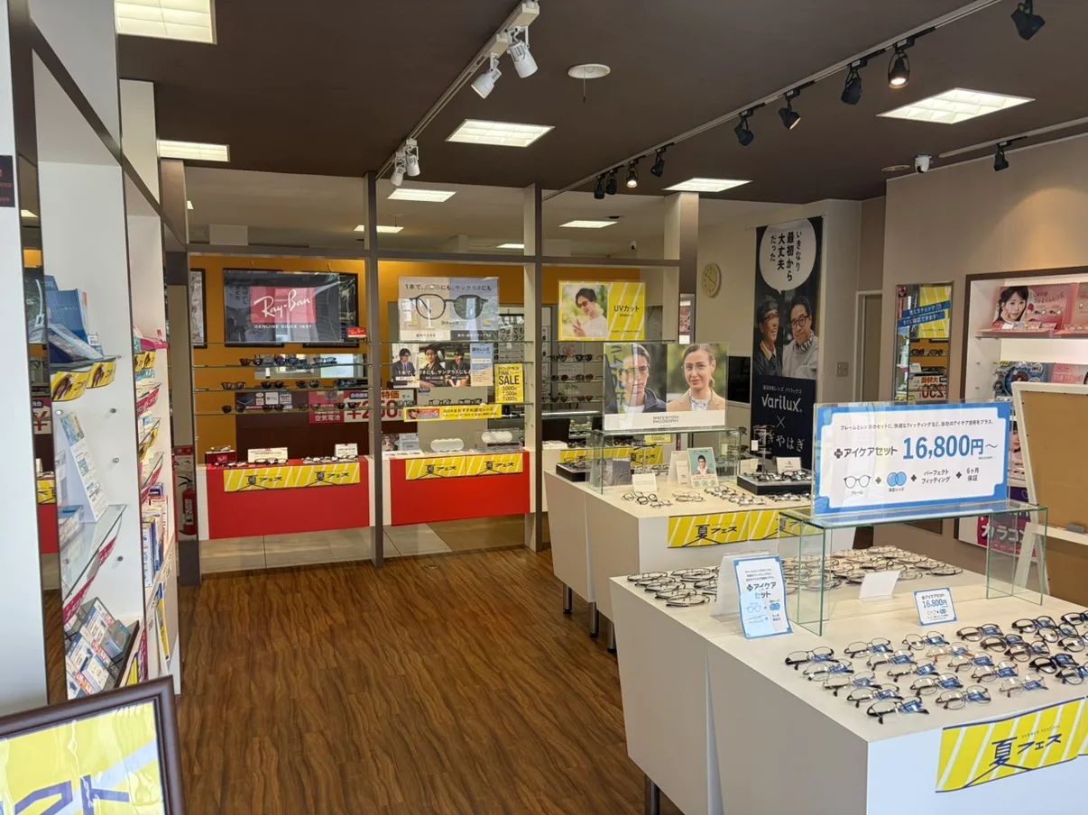 メガネのタカハシ店の店内　セット商品やブランド商品の店頭ディスプレイ