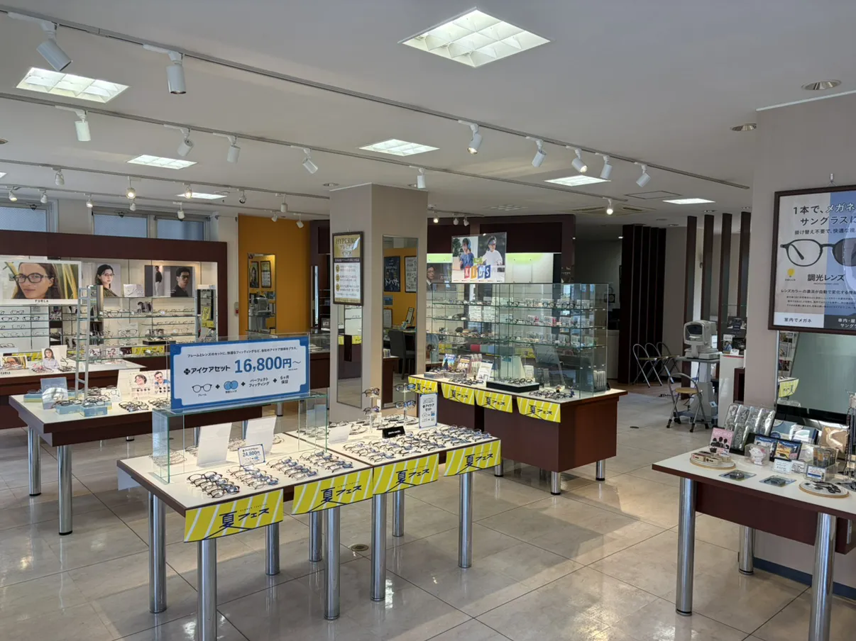 メガネのタカハシ店の店内　「⽊目調の什器を使用した店内売場