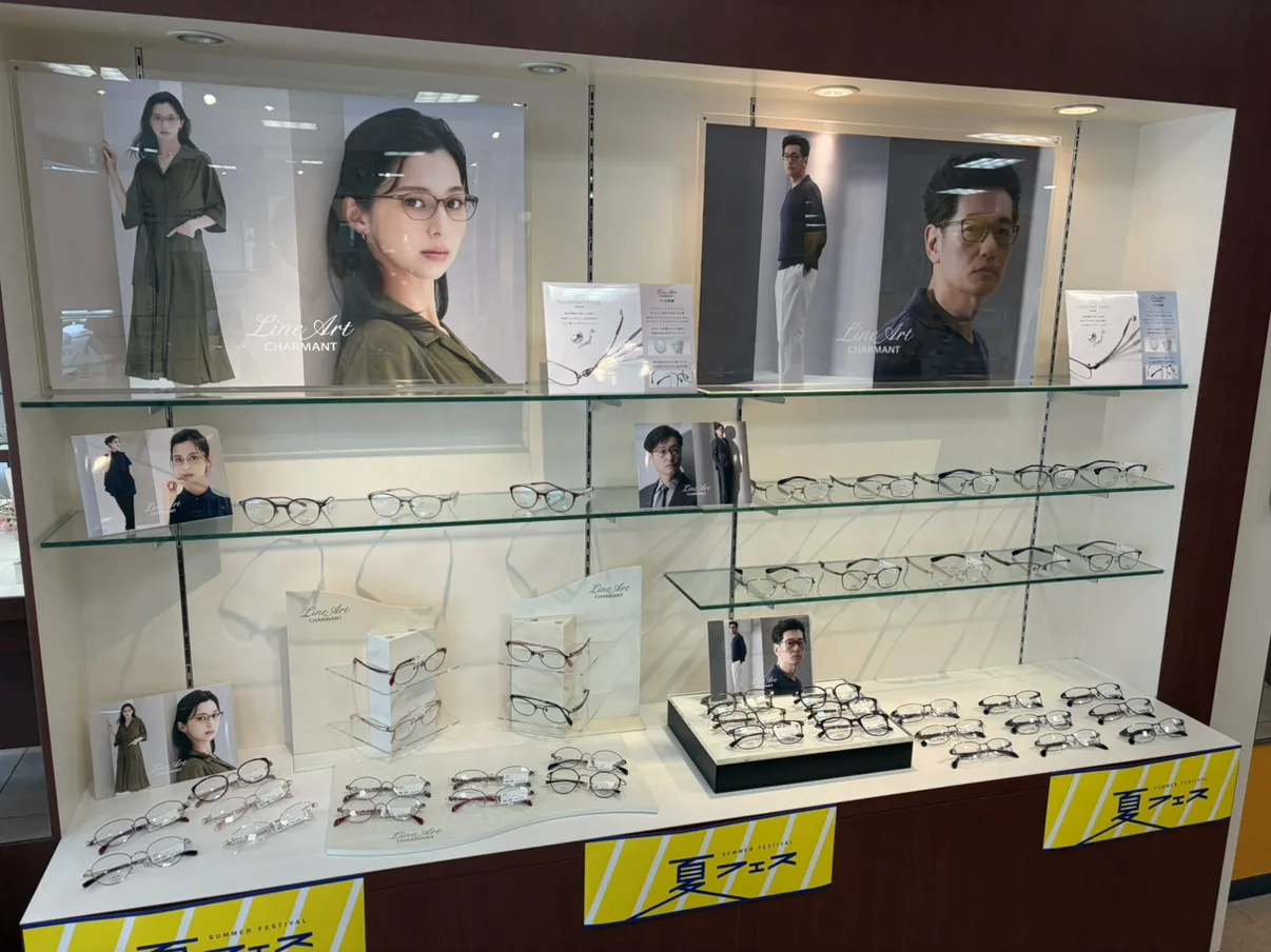 メガネのタカハシ店　LineArtのフレームを展開した店内ディスプレイ