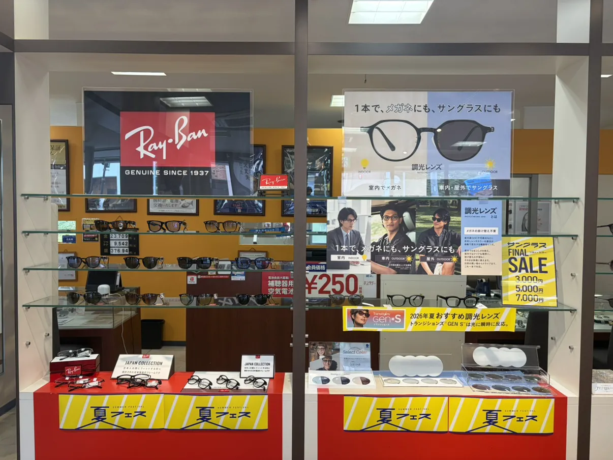 メガネのタカハシ店　調光レンズのコーナーとRayBanを展開した店内ディスプレイ