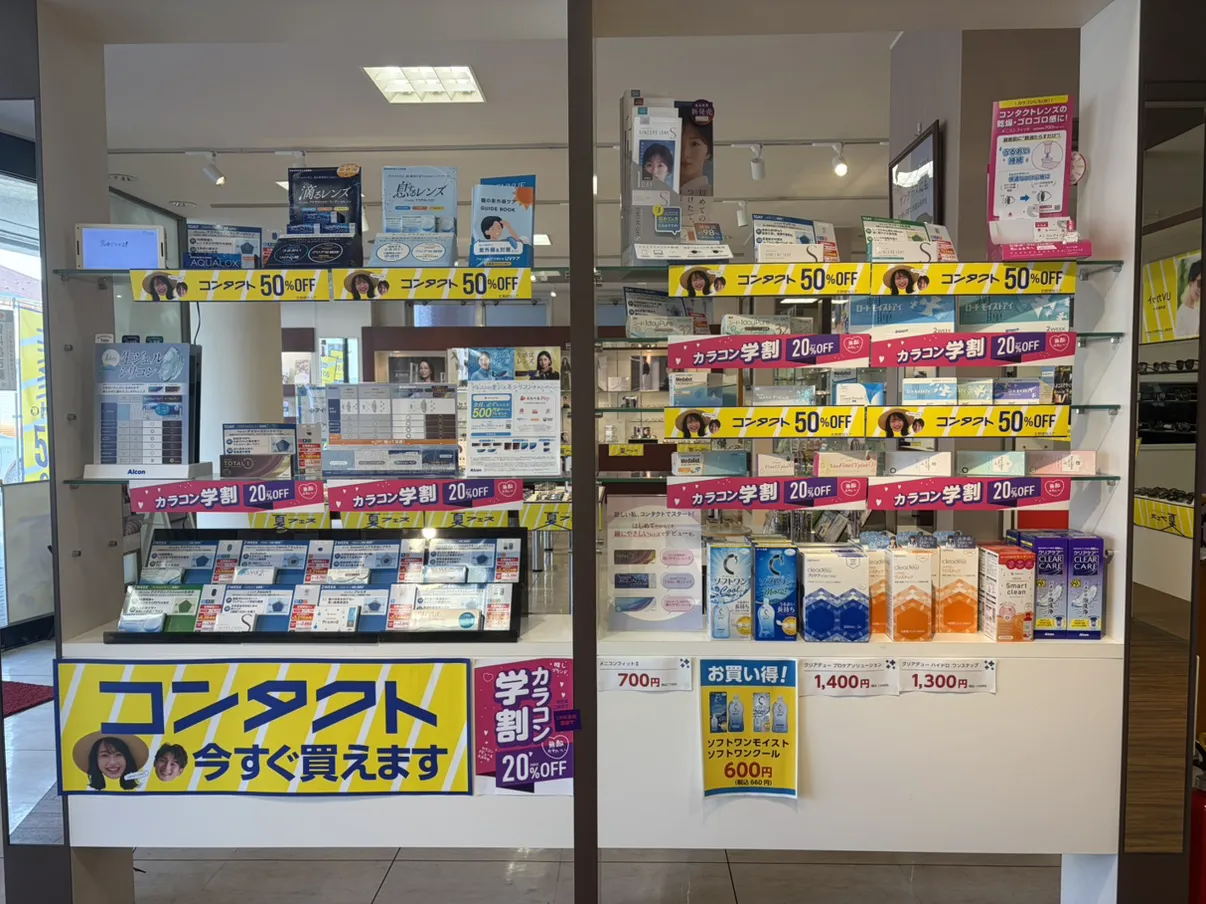 メガネのタカハシ店　クリアコンタクトレンズを展開した店内ディスプレイ