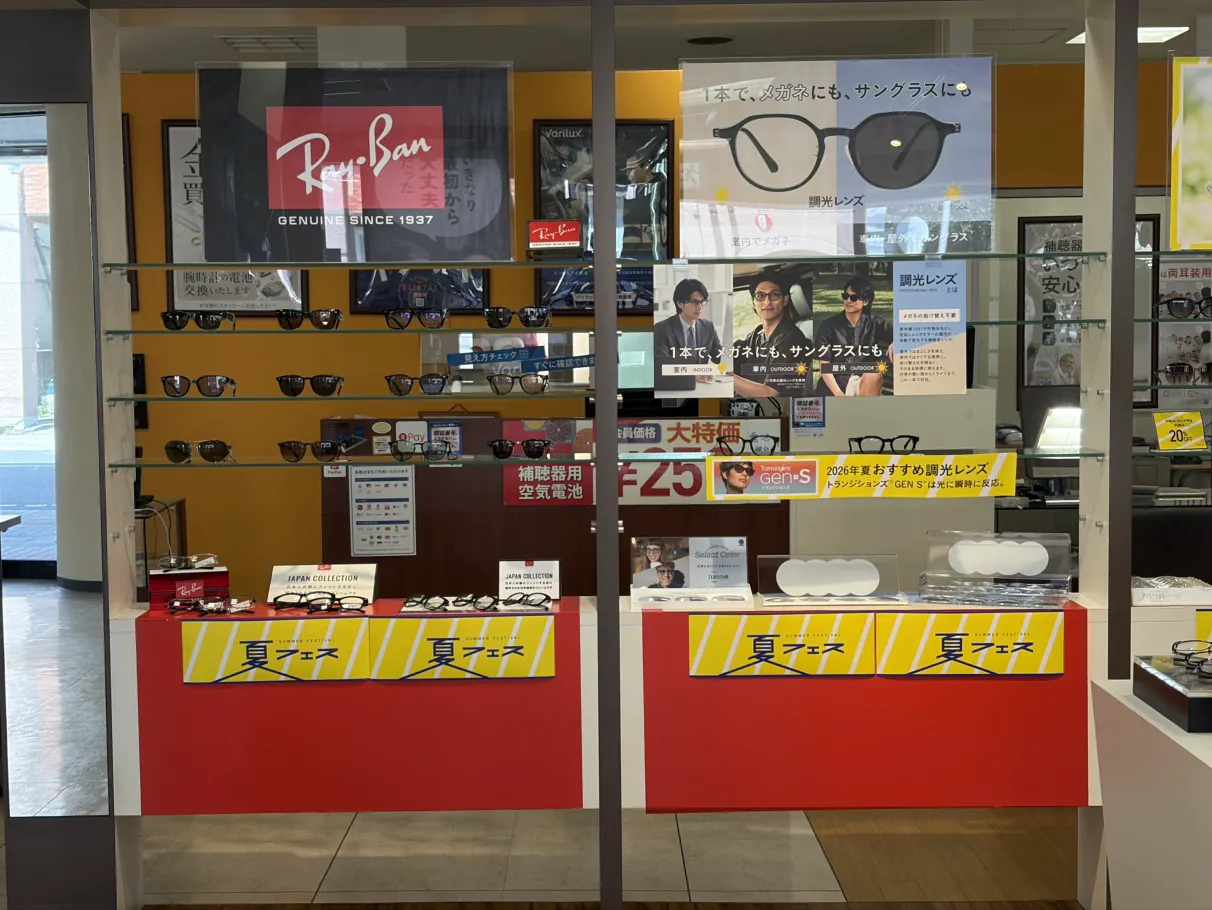 メガネのタカハシ店 調光レンズのコーナーとRayBanを展開した店内ディスプレイ