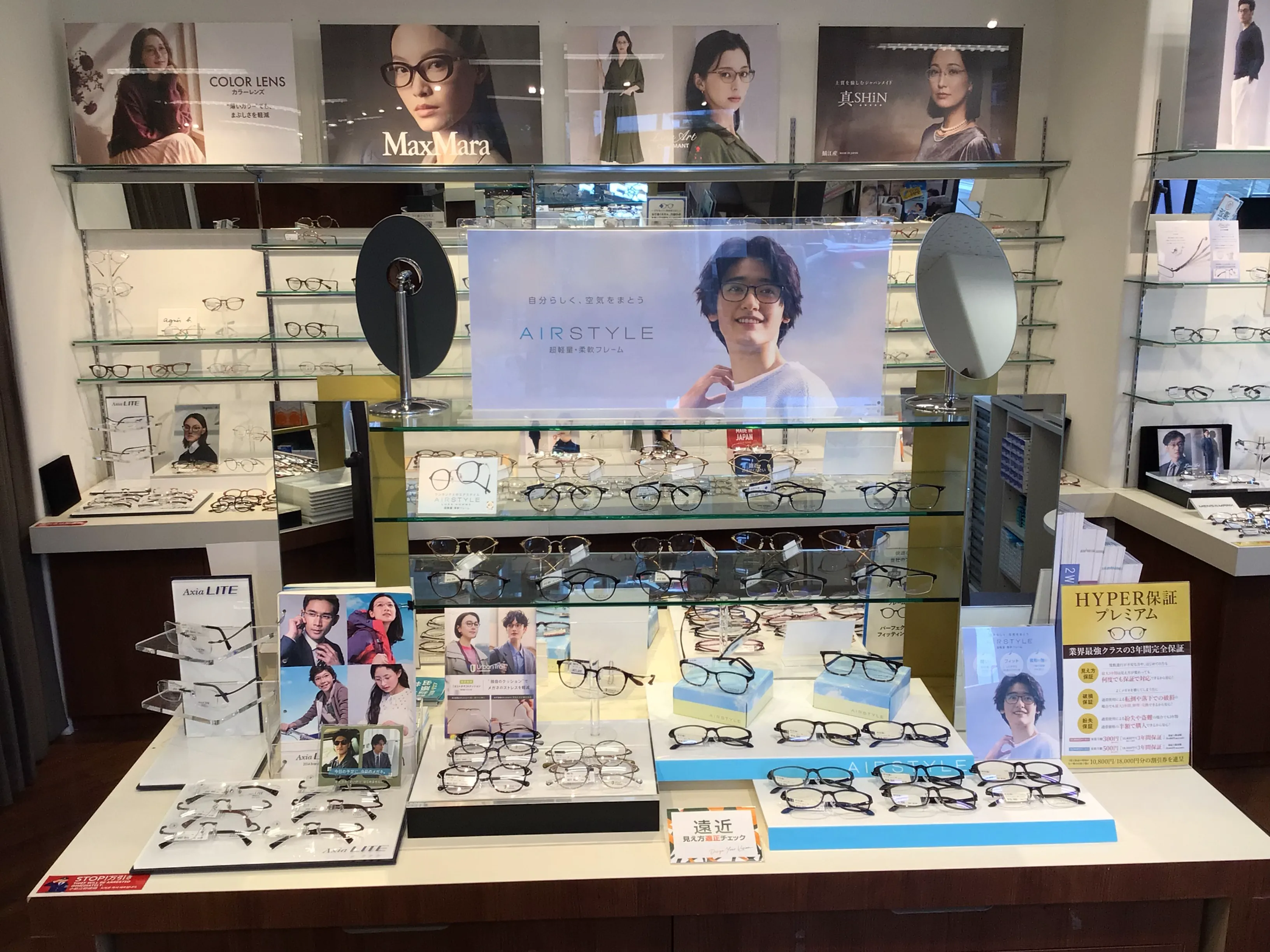 メガネスーパー川崎西口店の店内、軽い男性向けメガネフレームが並ぶ売場