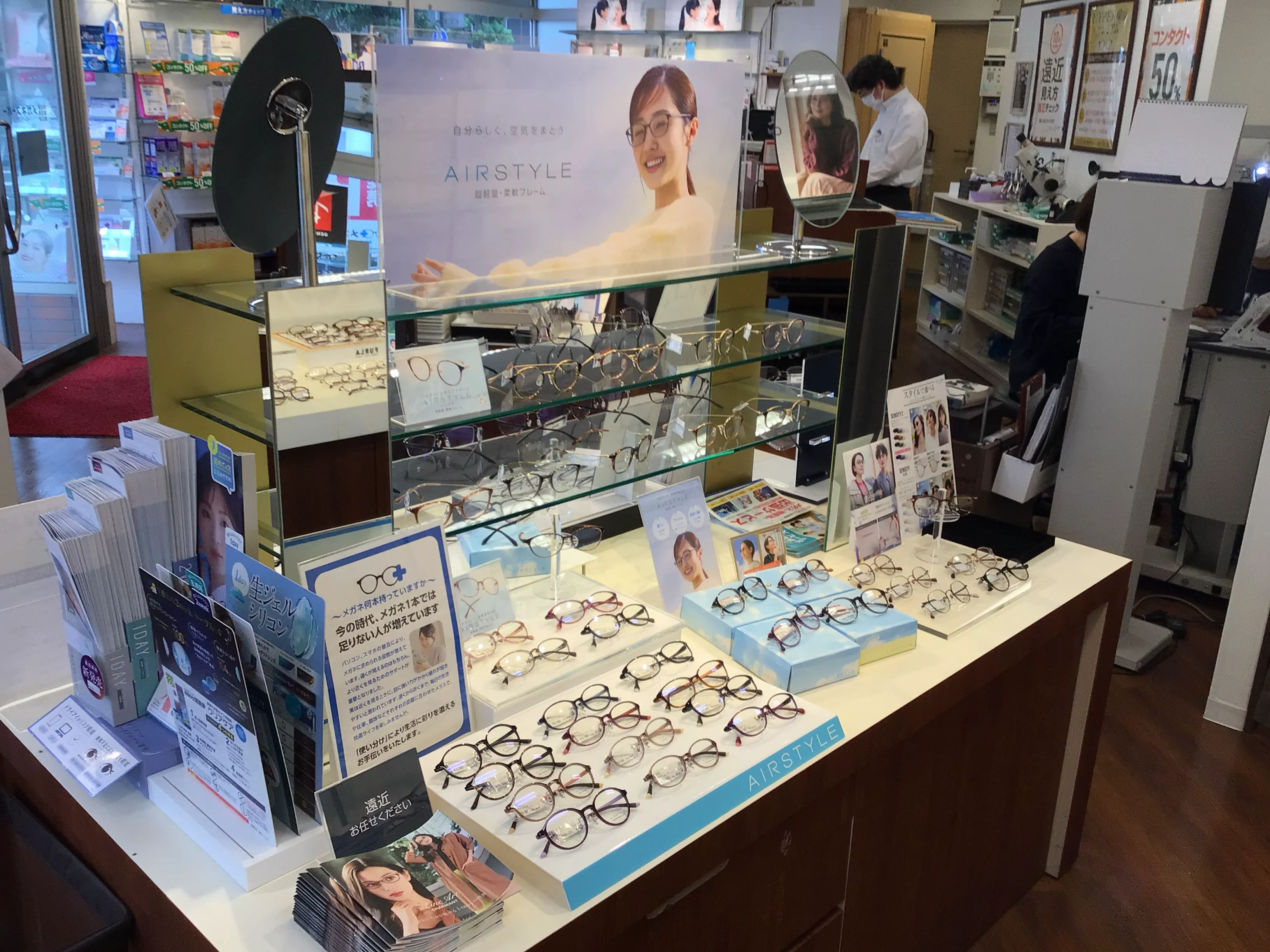 メガネスーパー川崎西口店の店内、軽い女性向けメガネフレームが並ぶ売場