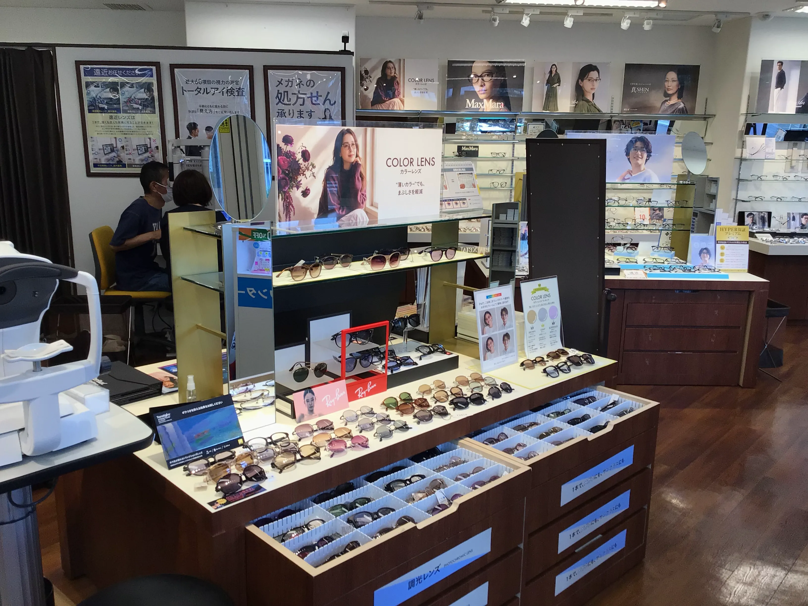 メガネスーパー川崎西口店の店内、レイバンなどサングラスが並ぶ売場