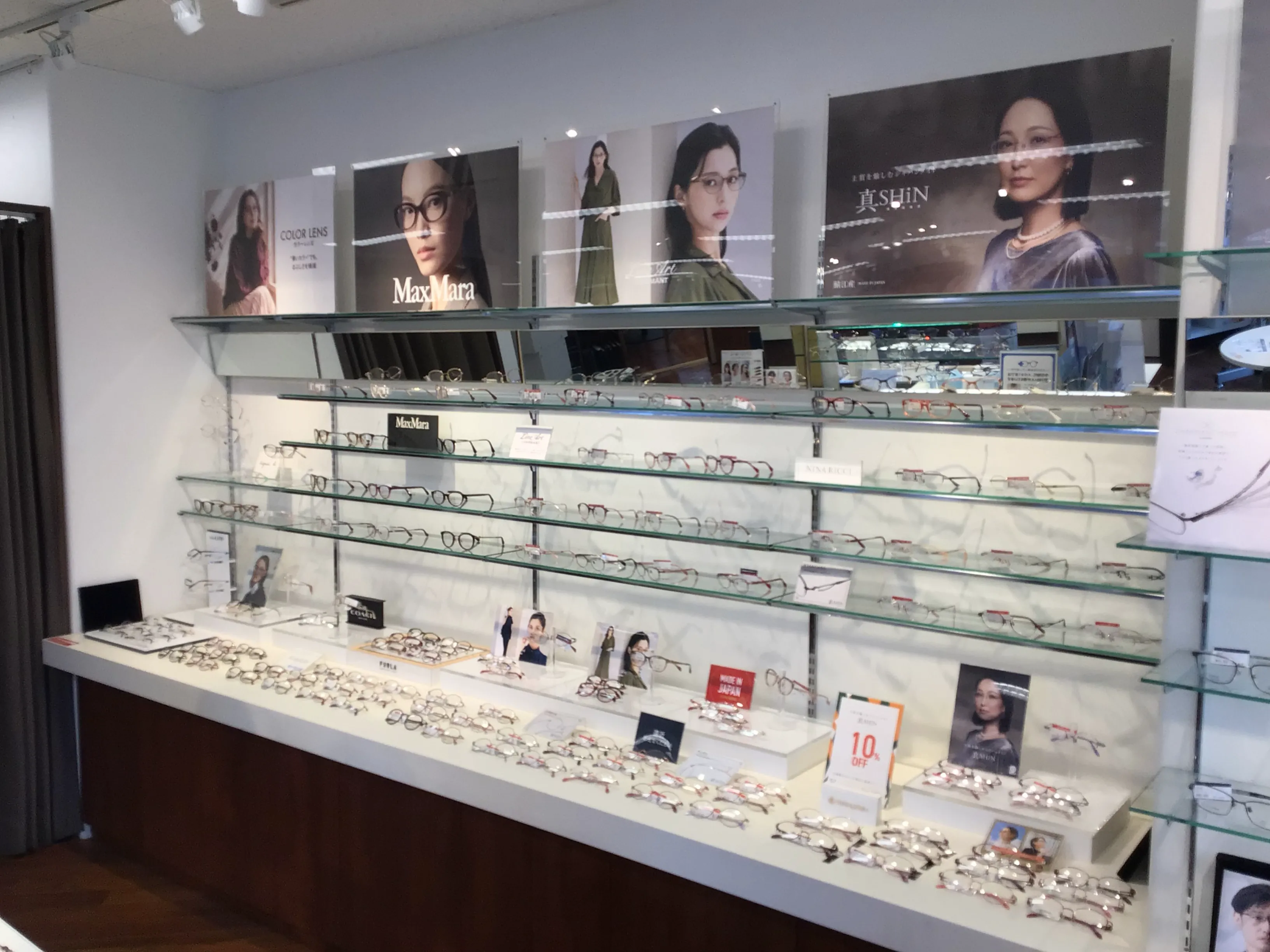 メガネスーパー川崎西口店の店内、女性用ブランドフレームが並ぶ売場