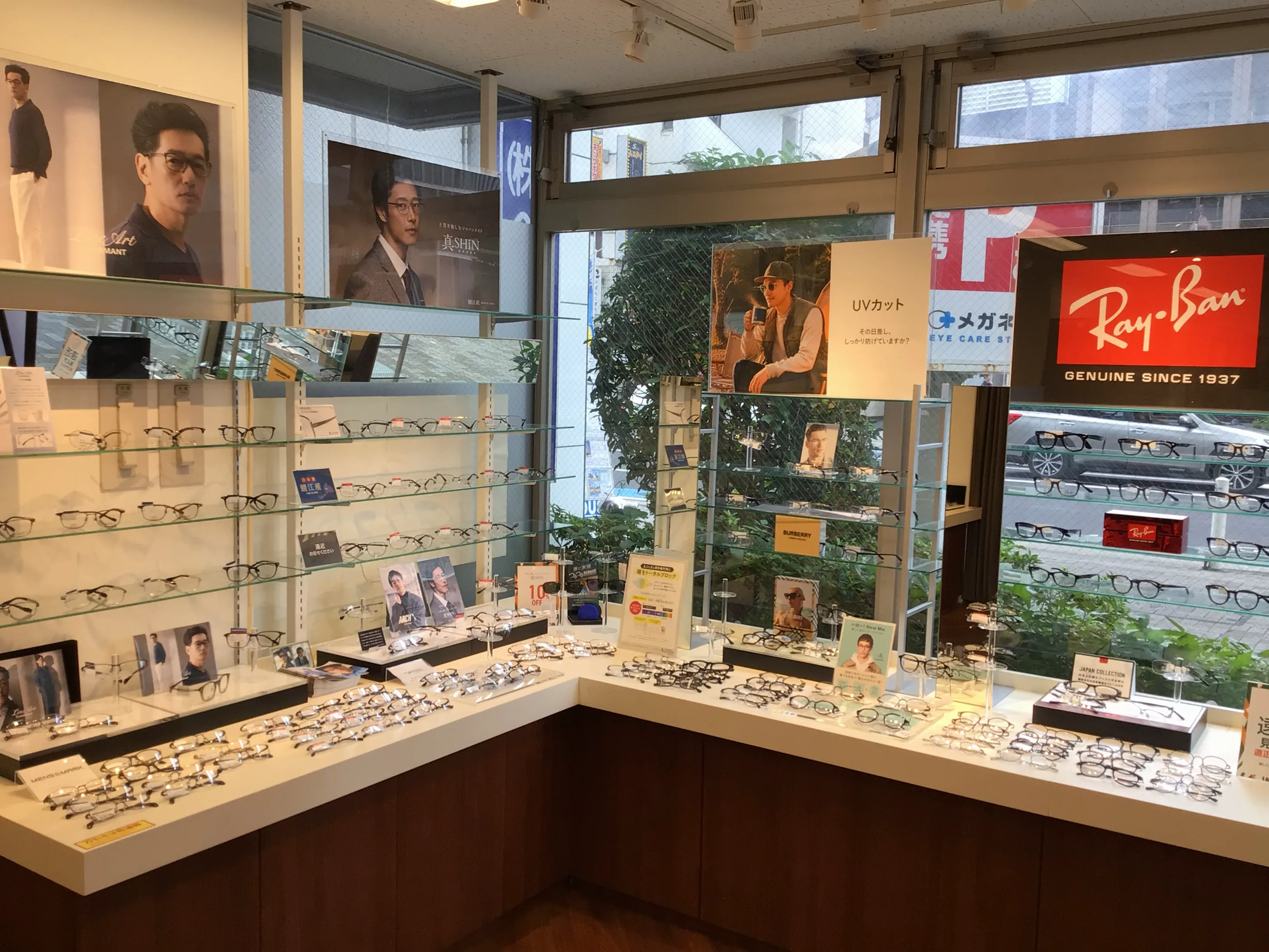 メガネスーパー川崎西口店の店内、男性用メガネブランドフレームが並ぶ売場