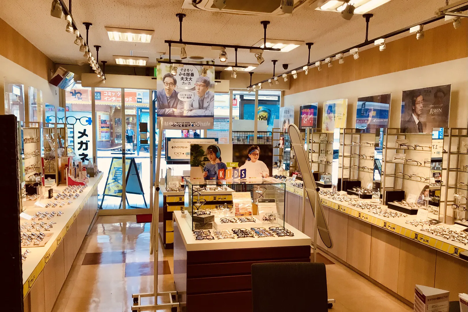 メガネスーパー横須賀店の店内、商品が並ぶ明るい売り場