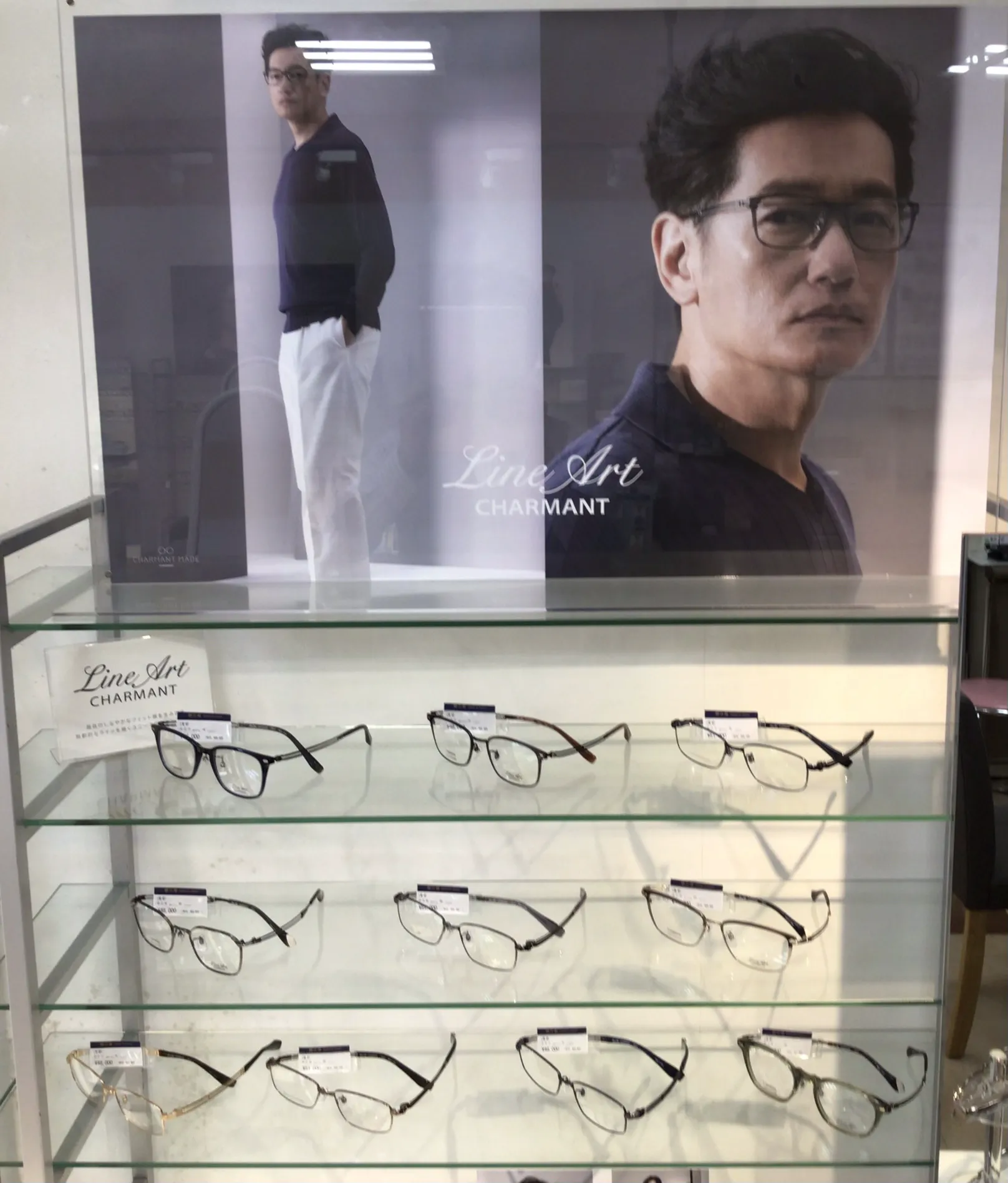 LINEARTのﾌﾚｰﾑを展開した店頭ﾃﾞｨｽﾌﾟﾚｲ