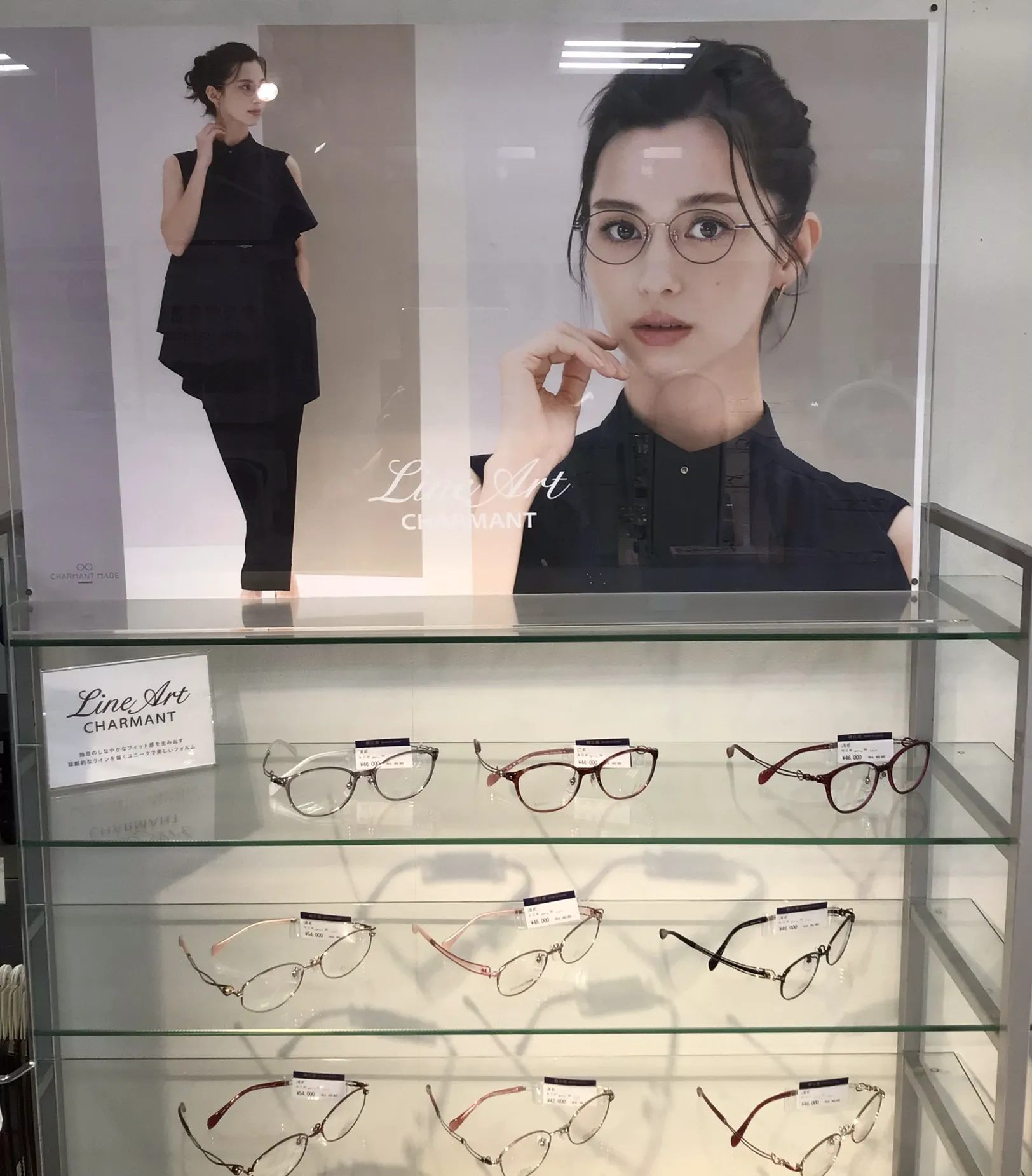 LINARTのﾌﾚｰﾑを展開した店頭ﾃﾞｨｽﾌﾟﾚｲ