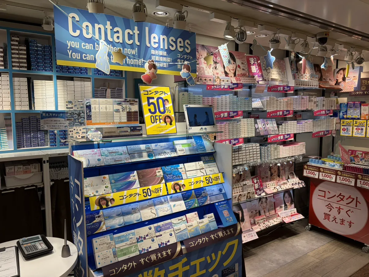メガネスーパーコンタクト名古屋ゲートウォーク店の店内、什器や商品が並ぶ売り場