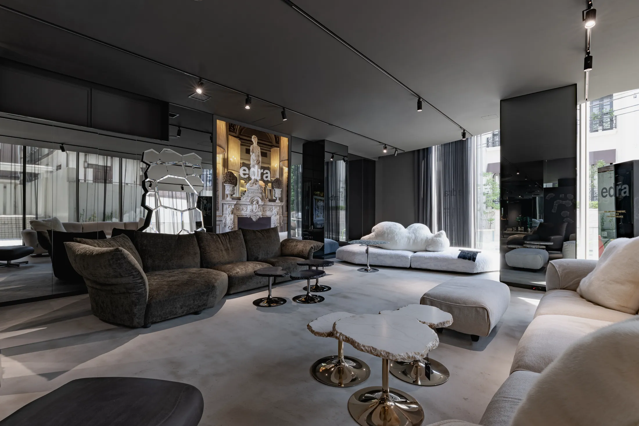 最高級オーダーインテリア似顔絵 Spazio Edra Tokyo Aoyama by LIVING HOUSE.｜Edra（エドラ）日本総